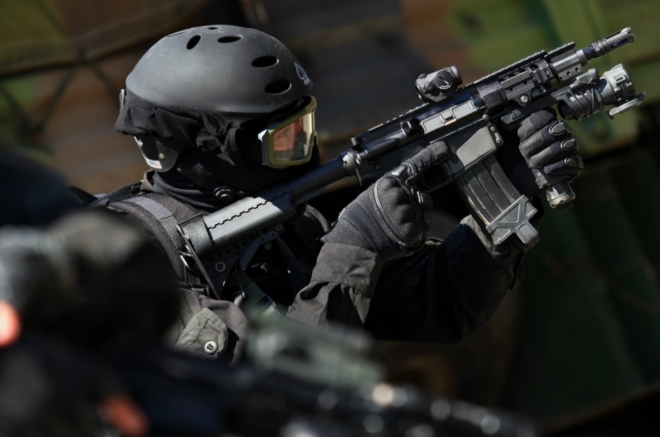 imagem da equipa táctica usando o Aimpoint Micro h1